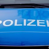 Der Polizei-Schriftzug steht auf einem Einsatzfahrzeug