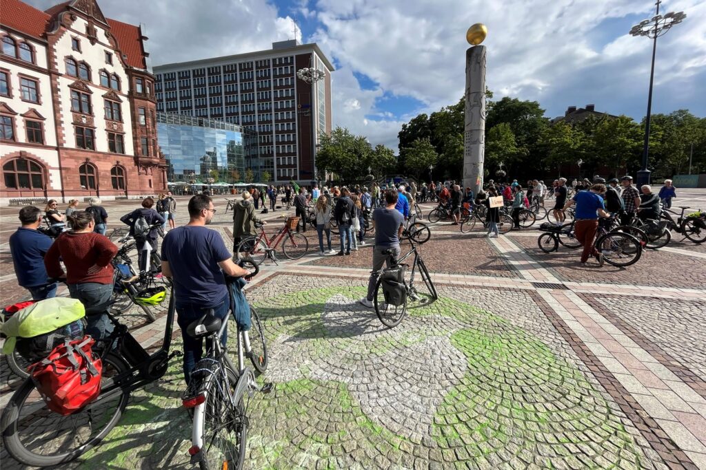 Viele Fahrradfahrer stehen auf dem Friedensplatz in Dortmund.