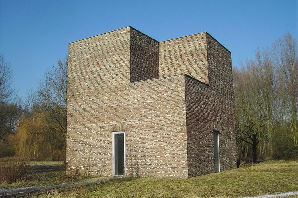 blick auf die skulptur turm von erwin heerich blick auf die skulptur turm von erwin heerich