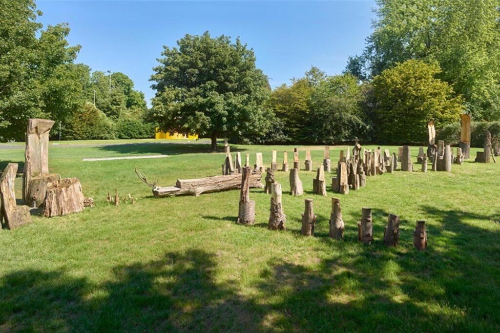 wiese auf der die skulptur rübezahl platziert ist wiese auf der die skulptur rübezahl platziert ist