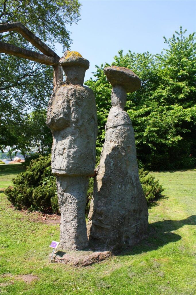 skulptur schloss mit grafenpaar skulptur schloss mit grafenpaar