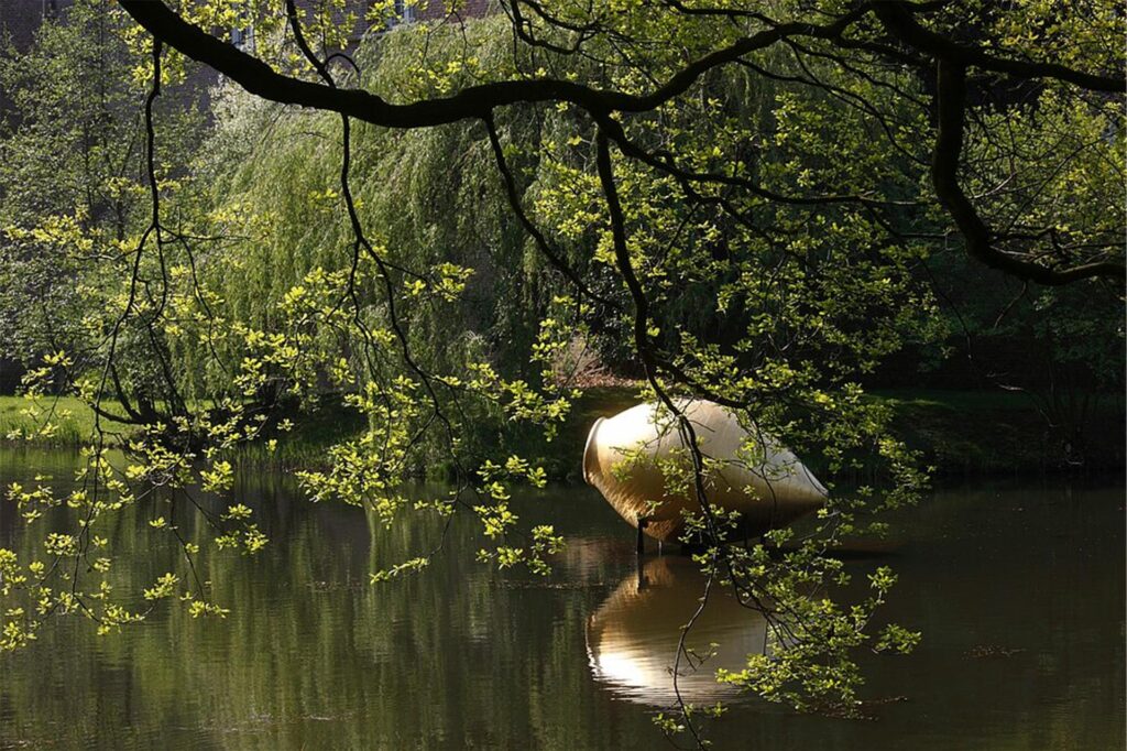 skulptur the spinning oracle from delphi im teich skulptur the spinning oracle from delphi im teich