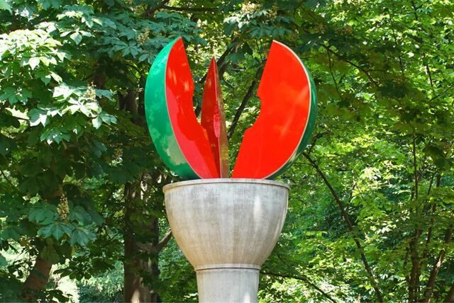 blick auf die skulptur melonensäule