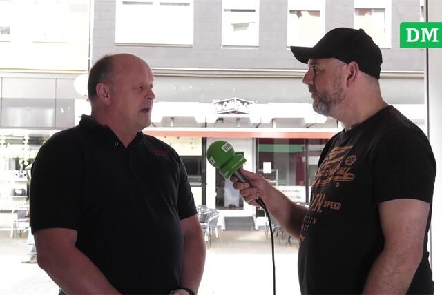 Christian Wojtys, Leiter der Feuerwehr Datteln, vor einem Einsatzfahrzeug.