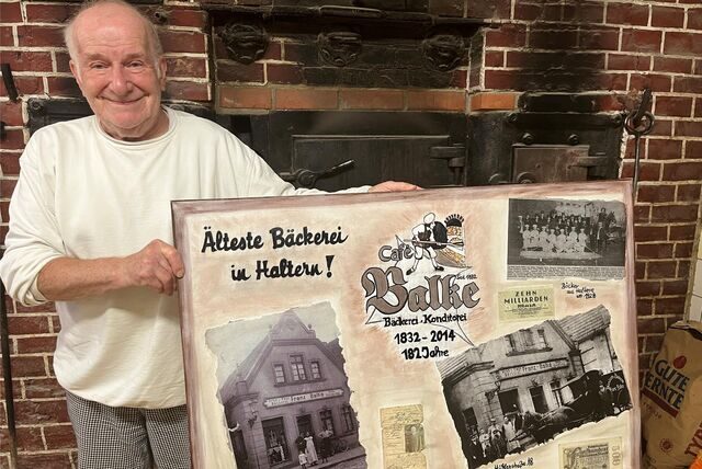 Bäcker Wilhelm Balke mit Bildern von seinem Betrieb