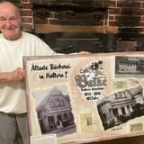 Bäcker Wilhelm Balke mit Bildern von seinem Betrieb