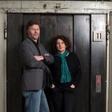 Bernd Zimmermann und Susanne Pohlen stehen vor einer Fahrstuhltür.