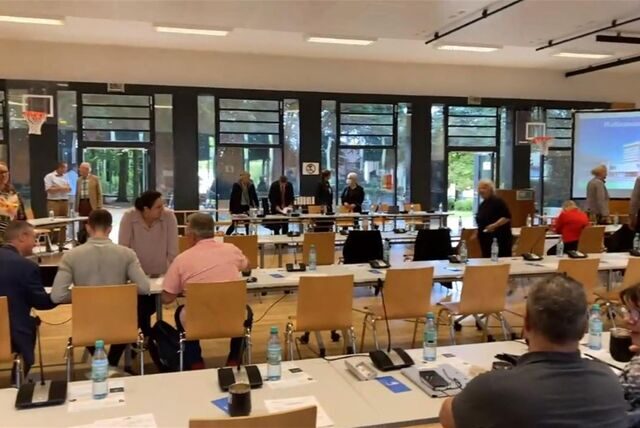 Der Stadtrat tagt in der Gymnastikhalle der Ernst-Immel-Realschule in Hüls.