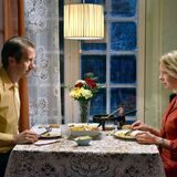 Der Namenlose (Jussi Vatanen) und Ansa (Alma Pöysti) essen zusammen.