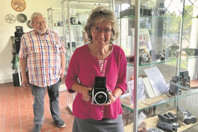 Sybille Ostermann mit einer Rolleiflex-Kamera in der Ausstellung des Heimatvereins.