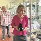 Sybille Ostermann mit einer Rolleiflex-Kamera in der Ausstellung des Heimatvereins.