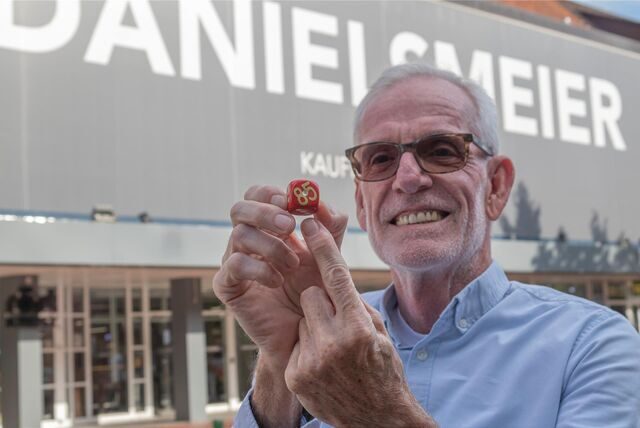 Kaufhauschef Markus Danielsmeier mit einem Glückswürfel.