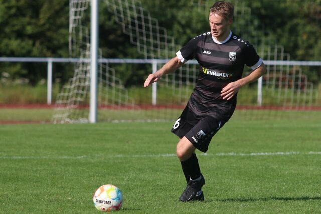 Luca Gennermann mit Ball am Fuß.
