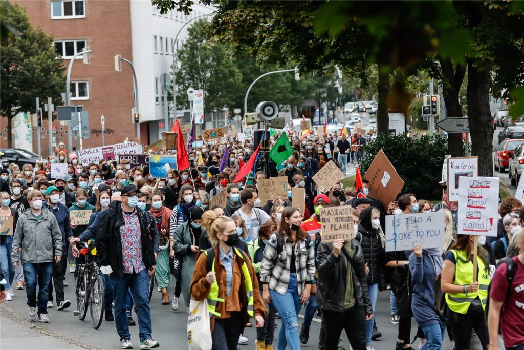 Klimastreikende mit Transparenten in Dortmund. Klimastreikende mit Transparenten in Dortmund.