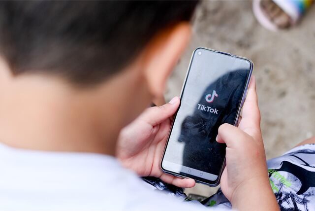 Nach einer tödlichen TikTok-Challenge haben wir mit dem Psychotherapeuten Dr. Christian Lüdke gesprochen. Er erklärt, was den Reiz der App für Jugendliche ausmacht – und wie man sie schützen kann.
