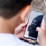 Nach einer tödlichen TikTok-Challenge haben wir mit dem Psychotherapeuten Dr. Christian Lüdke gesprochen. Er erklärt, was den Reiz der App für Jugendliche ausmacht – und wie man sie schützen kann.