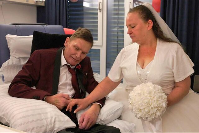 Das Ehepaar bei der Trauung im Krankenbett