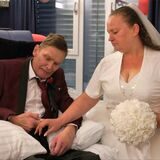 Das Ehepaar bei der Trauung im Krankenbett