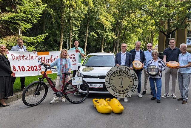 Andrea Henneke (Volksbank), Stephan Bröcker (Werbegemeinschaft Citypartner), Katrin Frendo (Westenergie), Ralf Feldhaus, Bürgermeister André Dora, Michael Hans, Markus Danielsmeier, Yvonne ter Hennepe (Hollandmarkt), Jan-Frederic Engbert (Autohaus Engbert) und Henk ter Hennepe (Hollandmarkt).