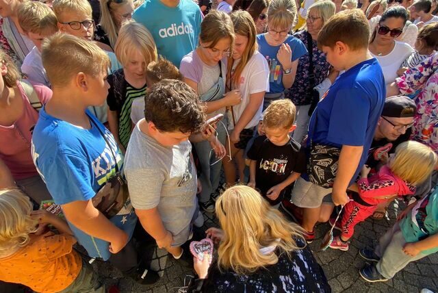 Bürgermeisterin Katrin Lasser-Moryson verteilte auf dem Marktplatz zur Eröffnung Gratis-Lebkuchenherzen.