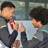 Karim Adeyemi im Gespräch mit Felix Nmecha.