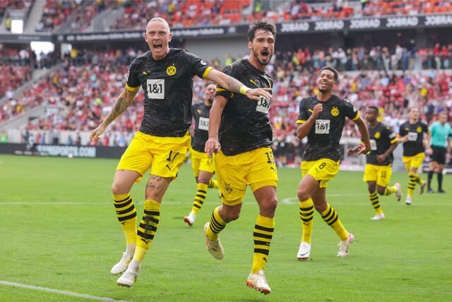 Mats Hummels jubelt gemeinsam mit Marius Wolf.