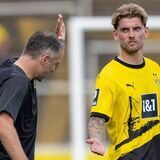 Jan Zimmermann klatscht mit Ole Pohlmann ab.