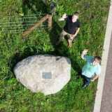 Zu sehen sind neben dem Findling Dr. Peter Wauschkuhn, stv. Vorsitzender des VV Suderwich-Essel, Moritz Herbst, Betriebsingenieur Emscherland, und der Vorsitzende des VV, Markus Flögel