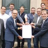 Vertreter der Städte Selm, Olfen, Lüdinghausen und der Gemeinde Nordkirchen und der Landrat protestieren gegen die Schließung der Notfallpraxis.