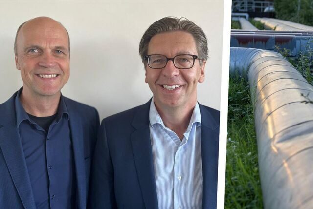 Peter Flosbach von DEW21 und  Siegfried Moritz von den Deutschen Gasrußwerken: rechts im Bild: eine neue Fernwärmeleitung.