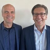 Peter Flosbach von DEW21 und  Siegfried Moritz von den Deutschen Gasrußwerken: rechts im Bild: eine neue Fernwärmeleitung.