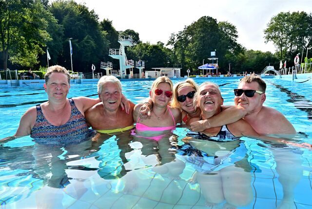 Christian Gillhaus und Susanne Leißner aus Recklinghausen, Silke Samann, Jessica Didschuneit, Marie-Luise Feller und Liane Werner (v .r.) nutzen den letzten Tag im Guido-Heiland-Bad zum Schwimmen.