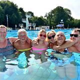 Christian Gillhaus und Susanne Leißner aus Recklinghausen, Silke Samann, Jessica Didschuneit, Marie-Luise Feller und Liane Werner (v .r.) nutzen den letzten Tag im Guido-Heiland-Bad zum Schwimmen.