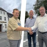 Zufrieden mit dem Immobiliengeschäft: (v.l.) Käufer Marco Czech, Immobilienmakler Jens Blume und Verkäufer Ralf Schrupp.