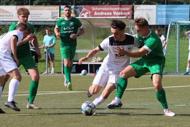 Teutonias Varol Demir (l.) versucht, den Ball gegen Aurel Büchner zu behaupten.
