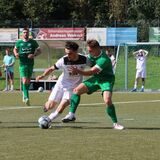 Teutonias Varol Demir (l.) versucht, den Ball gegen Aurel Büchner zu behaupten.