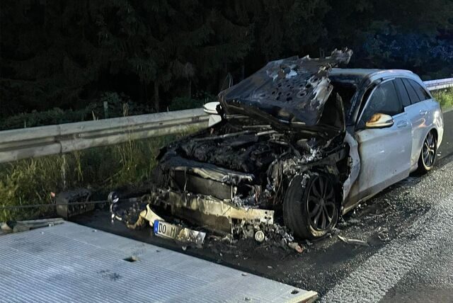 Ein Auto ist auf der A31 bei Dorsten während der Fahrt in Flammen aufgegangen.