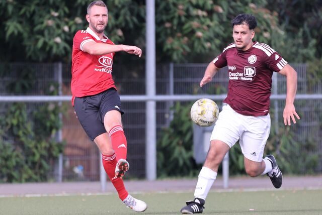 Möchte bald in Fußball-Rente gehen: André Trottenberg (l), langjähriger Spieler der SG Castrop, der im hohen Alter noch die Knochen noch für die Erste Mannschaft hinhält.