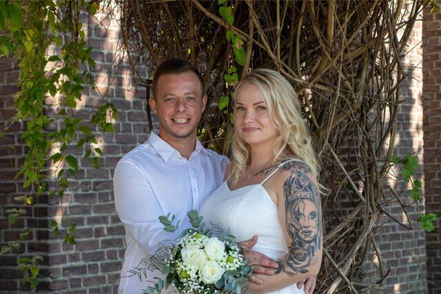 Corina (geborene Helios) und Felix Kasprzak haben am Rathaus geheiratet.