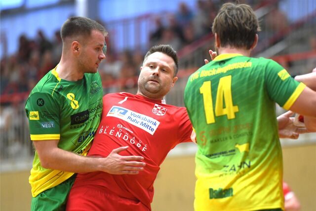Fabian Hentschel wird von Lars Sporkmann gestoppt. Rechts im Bild Dustin Dalian.