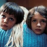 Jonathan (Sammy Schrein) und Hannah (Naila Schuberth) umarmen ihre Mutter.