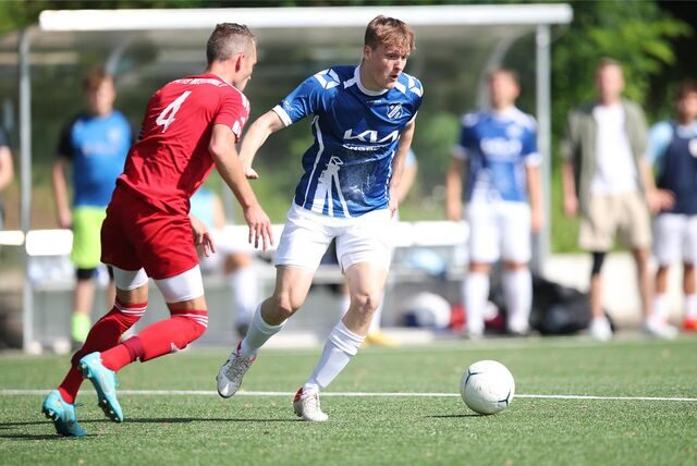 Spieler mit Ball am Fuß
