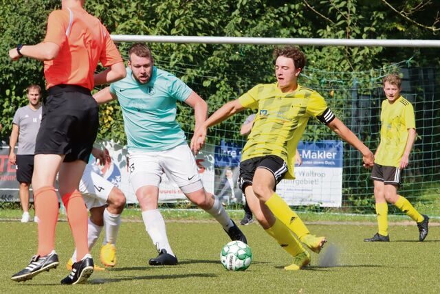 Timo Siekirka (l.) von Eintracht Waltrop versucht hier, einem Vinnumer den Ball abzujagen.