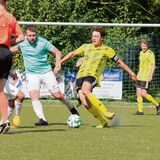 Timo Siekirka (l.) von Eintracht Waltrop versucht hier, einem Vinnumer den Ball abzujagen.