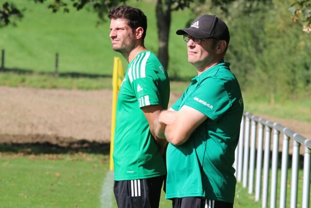 Bausenhagens Trainer Bastian Hoffmann (l.) – hier mit Co-Tainer Uli Neuhaus – hofft, dass er die Punkte aus dem Cappenberg-Spiel behalten darf.