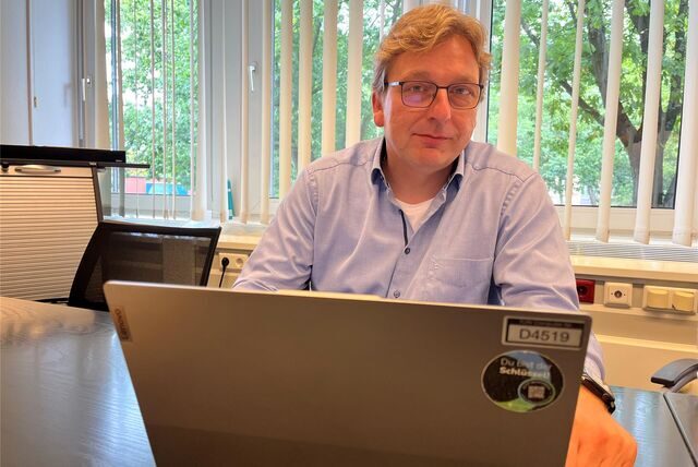 Karsten Meyer sitzt hinter einem Laptop.