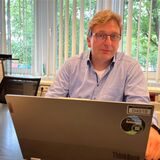 Karsten Meyer sitzt hinter einem Laptop.