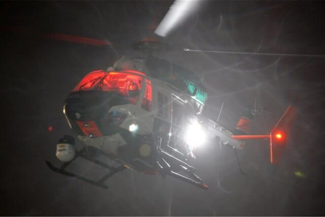 Polizeihubschrauber am Abendhimmel