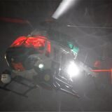Polizeihubschrauber am Abendhimmel