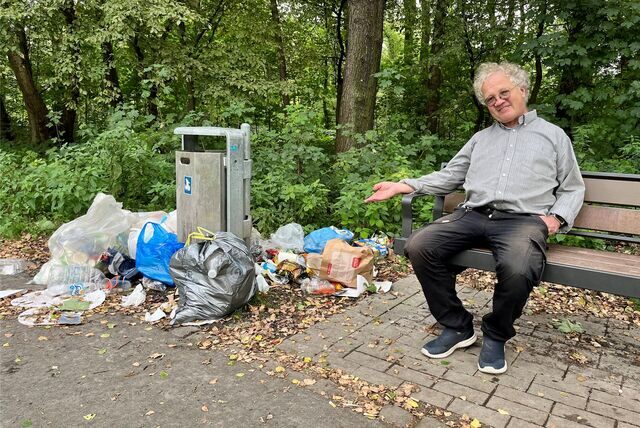 Eberhard Harney ärgert sich über Müllberge im Fredenbaumpark.